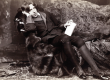 autor oscar wilde sentado en una silla con un brazo apoyado en la cabeza